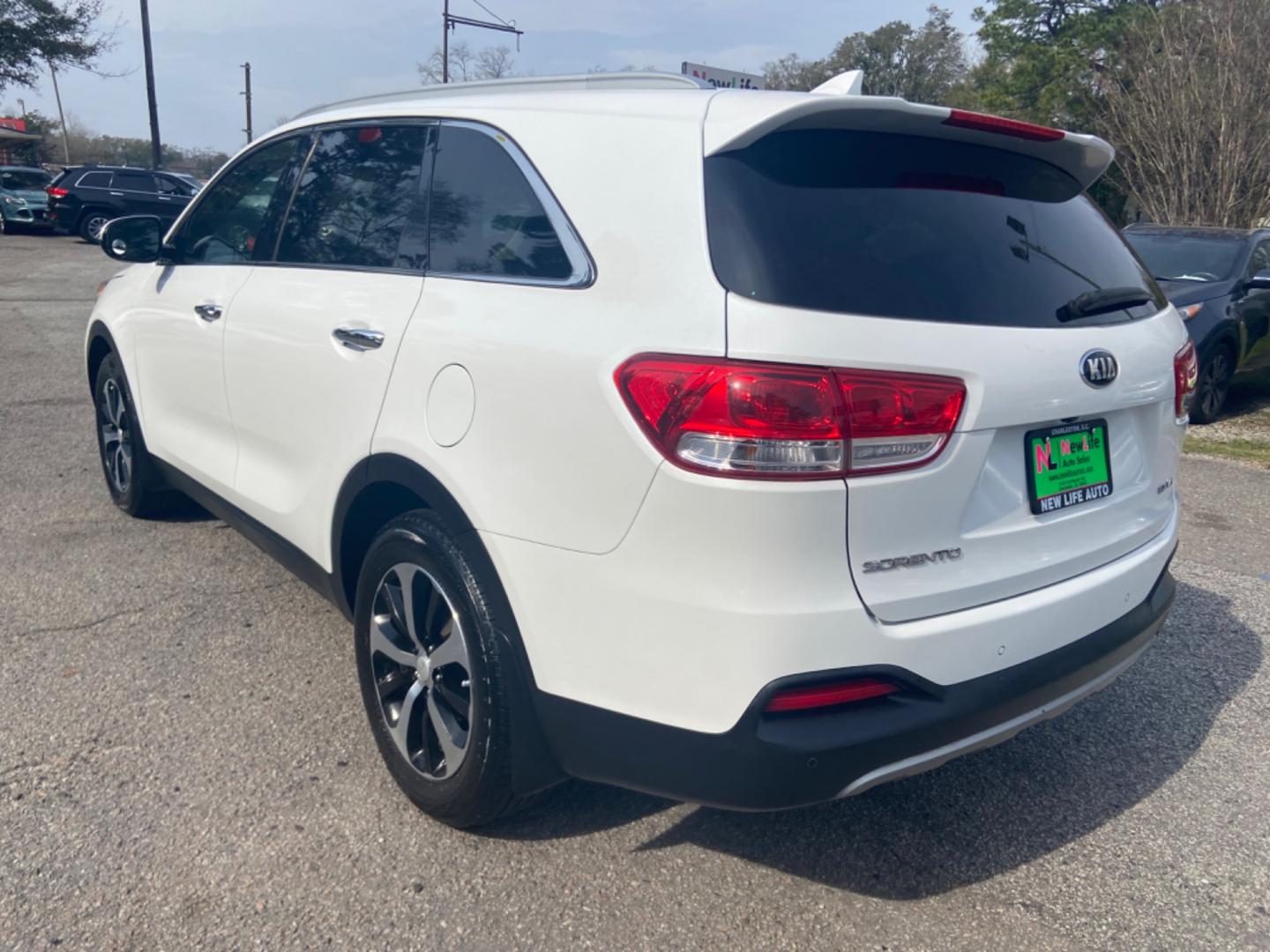 2016 WHITE KIA SORENTO EX V6 (5XYPH4A58GG) with an 3.3L engine, Automatic transmission, located at 5103 Dorchester Rd., Charleston, SC, 29418-5607, (843) 767-1122, 36.245171, -115.228050 - Photo#4